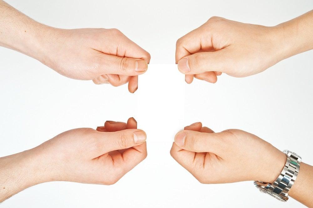名刺を同時に差し出したら……？<br>名刺交換の「あるある」シーン対処法