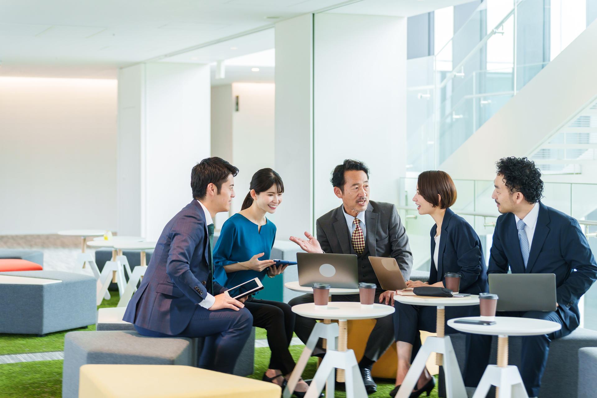 企業や政府で導入が進む<br>フリーアドレスのメリットと注意点