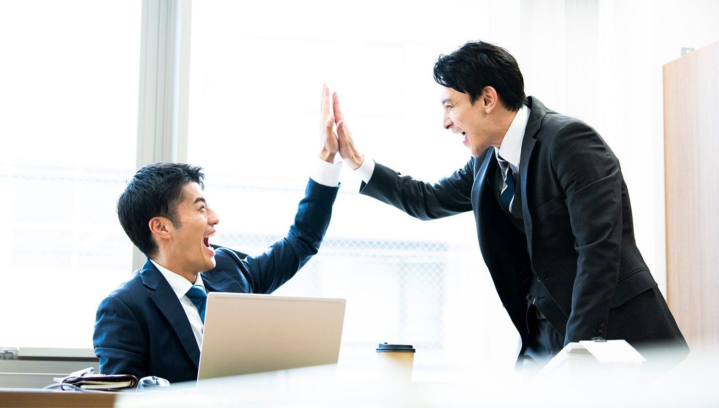 ハイタッチ営業（ハイタッチセールス）とは？ コツや手法を解説